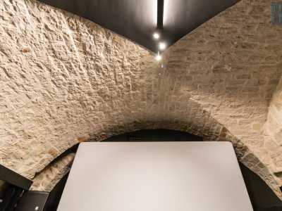 ...con un soffitto a botte ribassata...